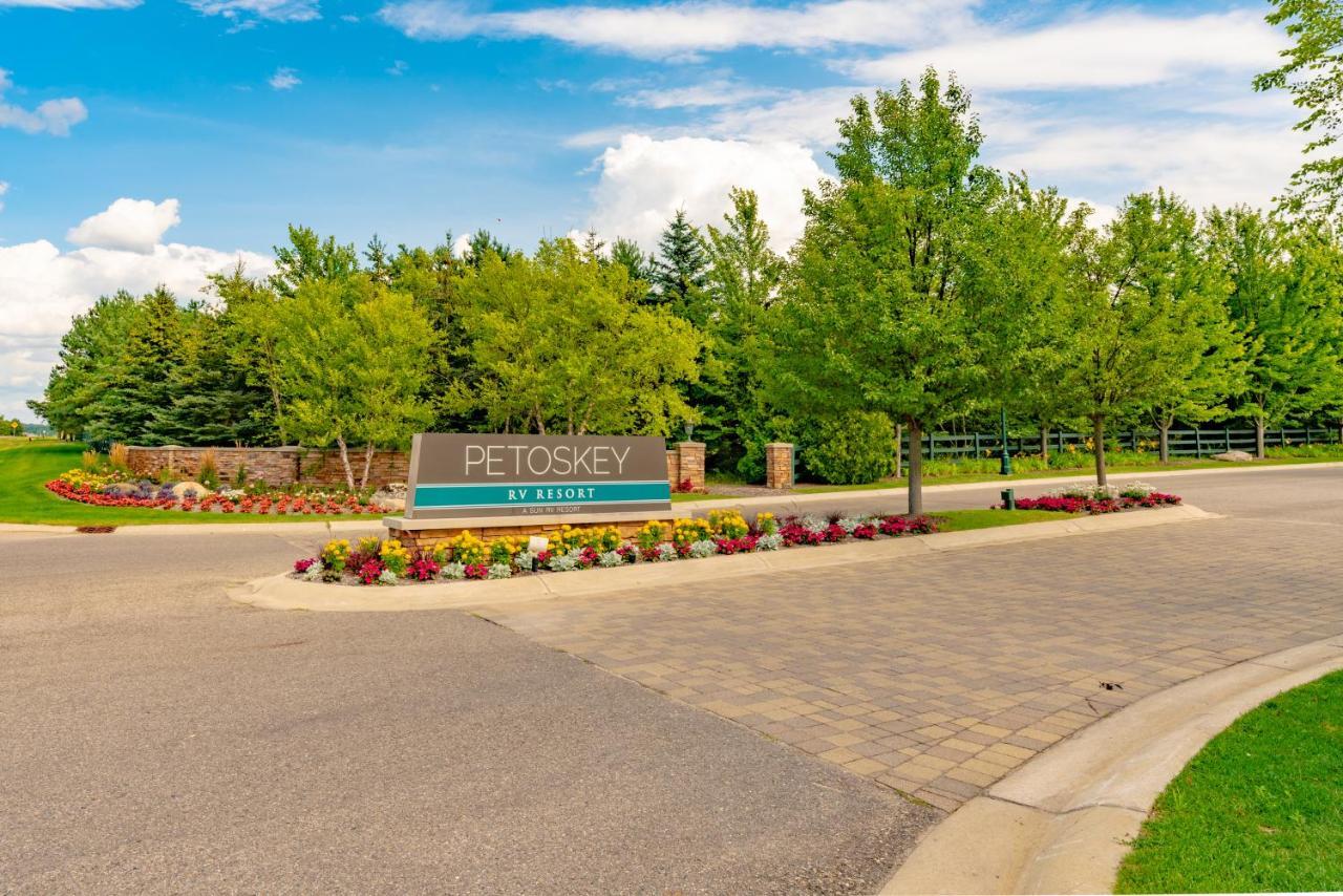 Отель Sun Outdoors Petoskey Bay Harbor Экстерьер фото