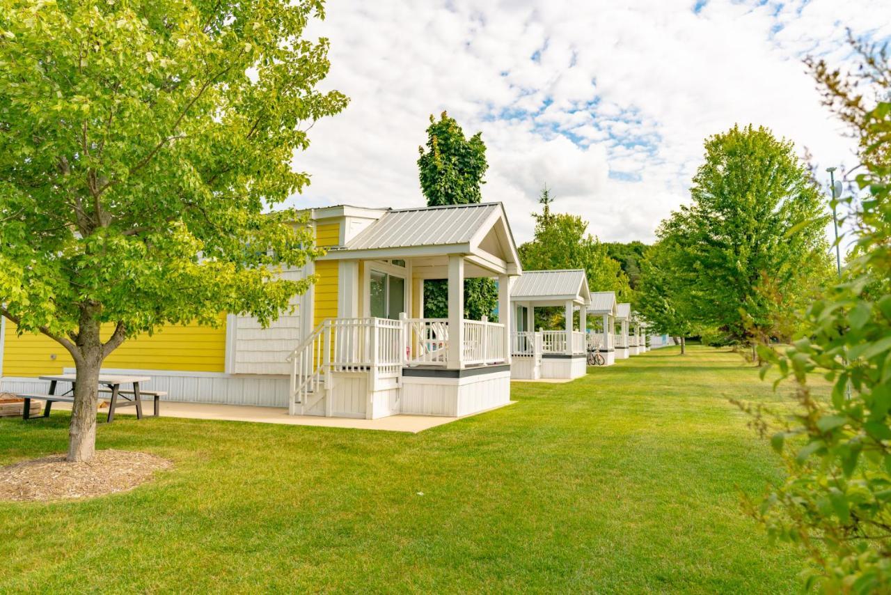 Отель Sun Outdoors Petoskey Bay Harbor Экстерьер фото