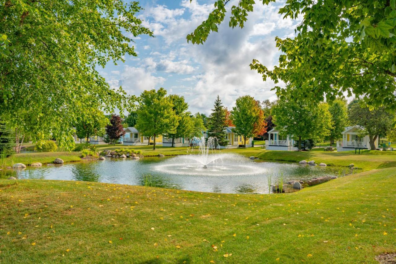 Отель Sun Outdoors Petoskey Bay Harbor Экстерьер фото